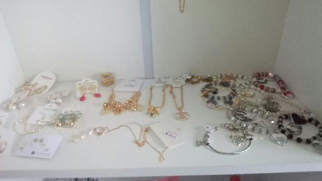 Acessórios de cor prata e dourado - Foto 3