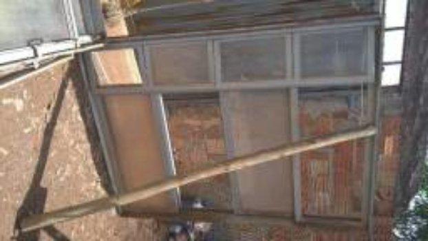 Vendo 5 janelas usadas feitas sob medida para comércio