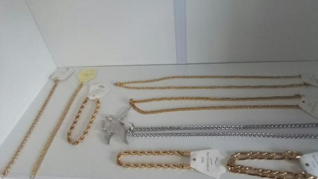 Acessórios de cor prata e dourado - Foto 4