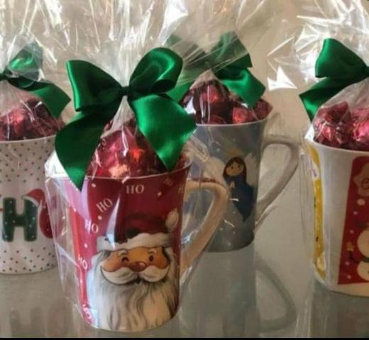 Canecas natalinas recheadas com bombons 19,90