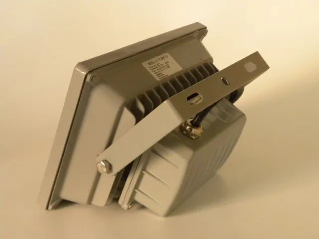 Refletor de LED 20W à prova d'água para uso externo - Foto 3