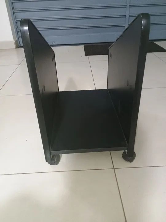 Suporte para CPU com rodinhas 