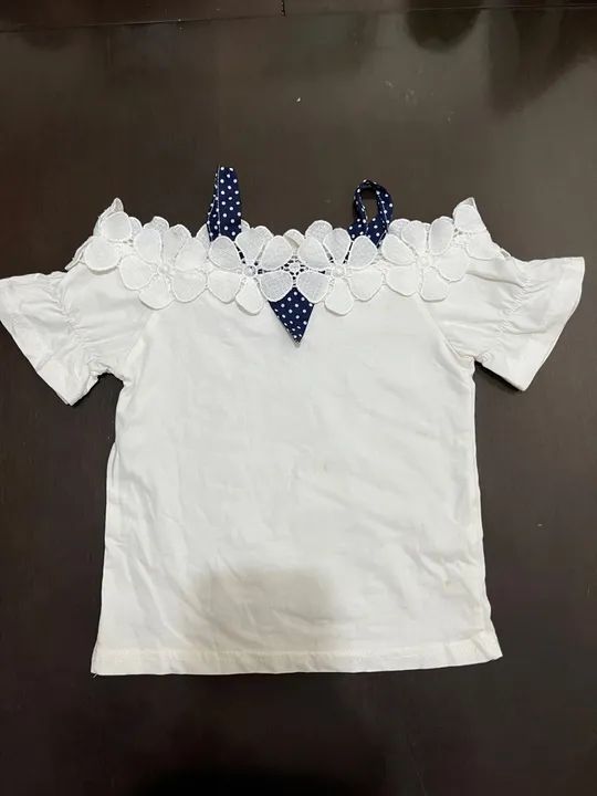Blusa branca com renda para menina