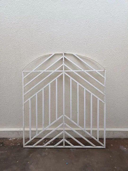 Grade de proteção em ferro e janela de madeira