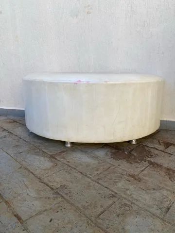 Puff de parede branco para loja ou sala com pés de alumínio  - Foto 2