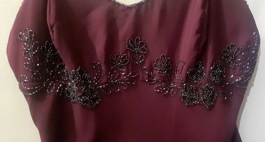 Magnífico Vestido Longo, cor Lilás com Cachecol, fenda e apliques, para Festas e Eventos. - Foto 4