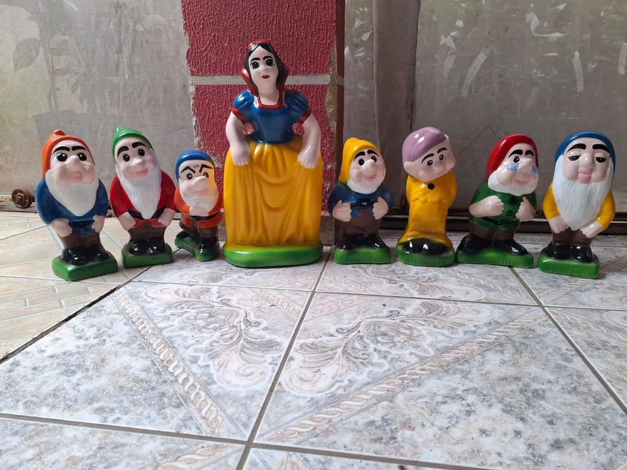 Artesanato em cerâmica branca envernizado 