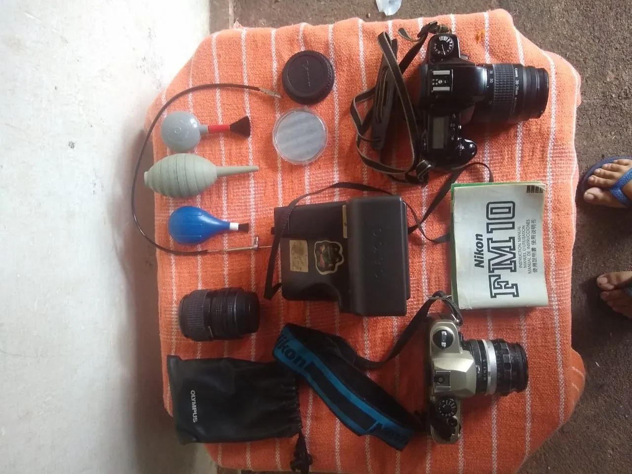 2 câmeras analógicas 35 milímetros e uma polaroyd