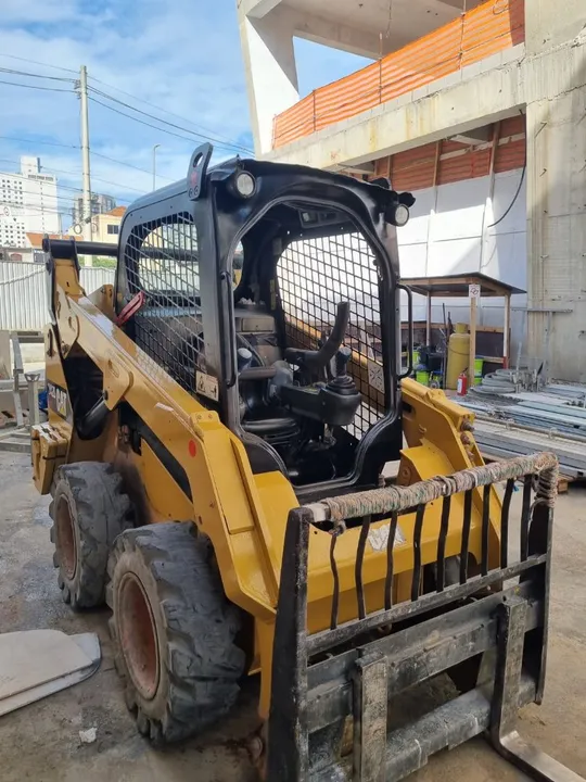 Mini Carregadeira Caterpillar 242D