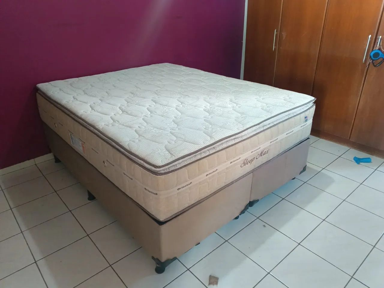 Cama queen size com colchão alto confortável e com Pilon top