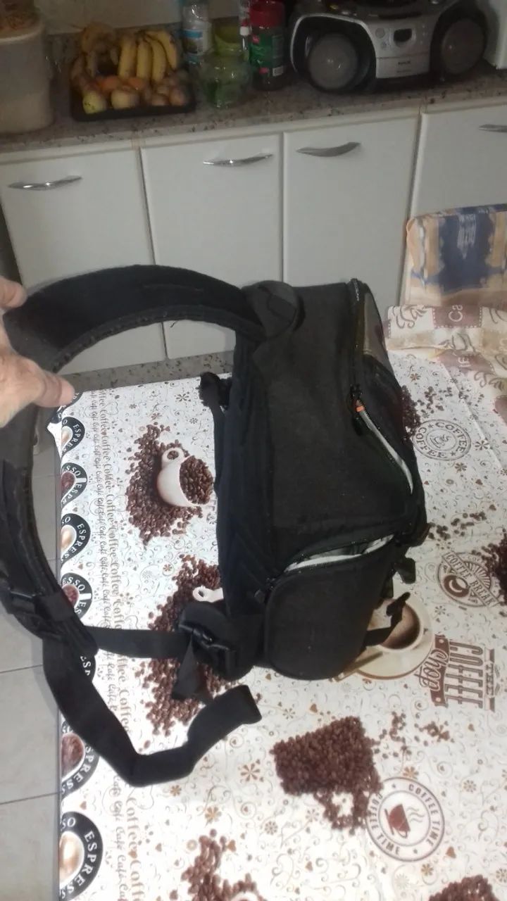 Mochila uma alça diagonal no peito 42 cm altura quase nova  tecido forte 40 reais - Foto 2
