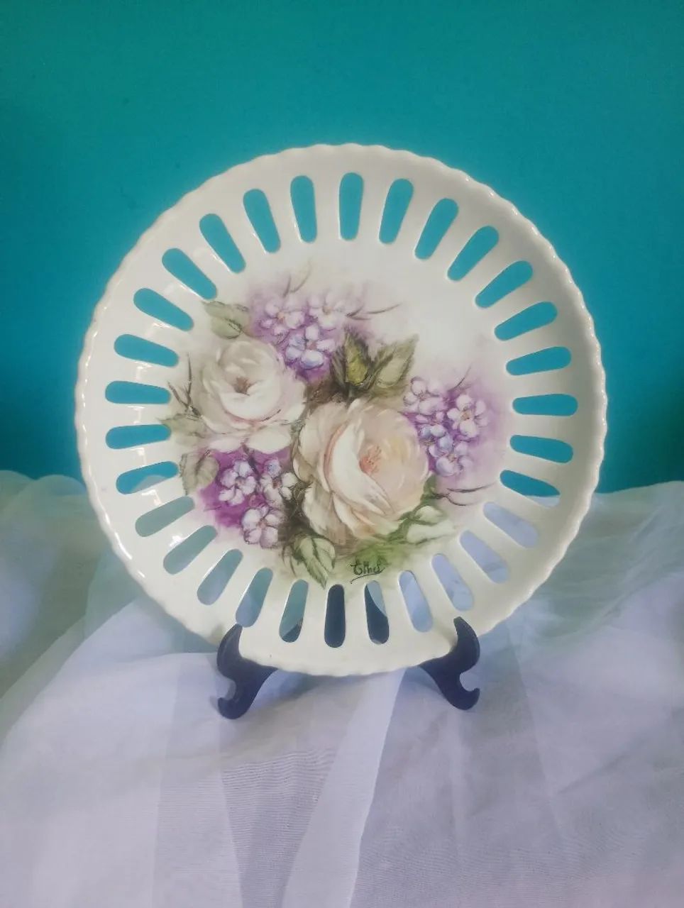 Prato de porcelana pintado a mão com rosas e violetas <br><br>19 cm<br>