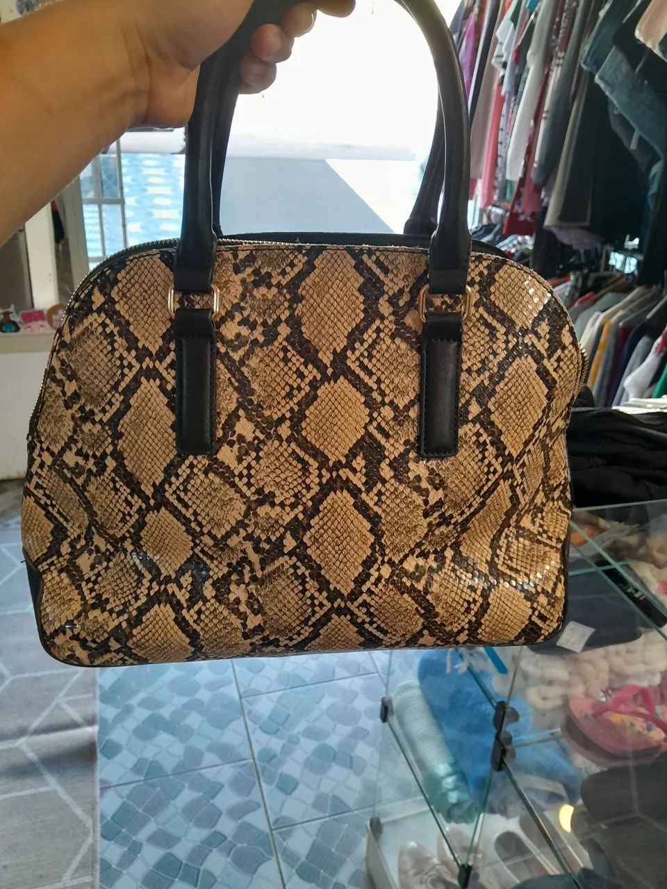 Bolsa de mão com estampa de cobra