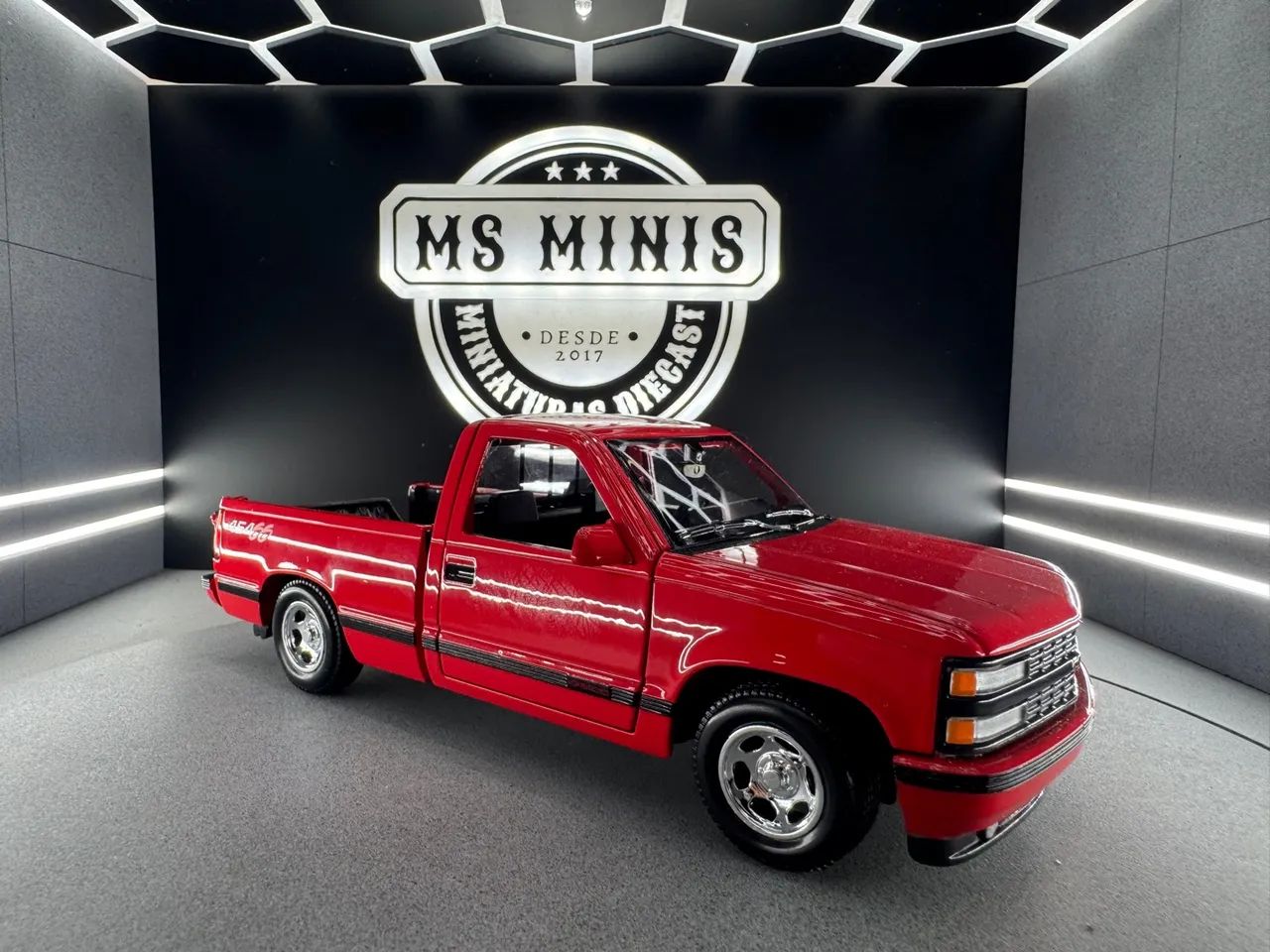 Miniatura Chevrolet Silverado escala 1/24 Maisto R$250,00 - Foto 6