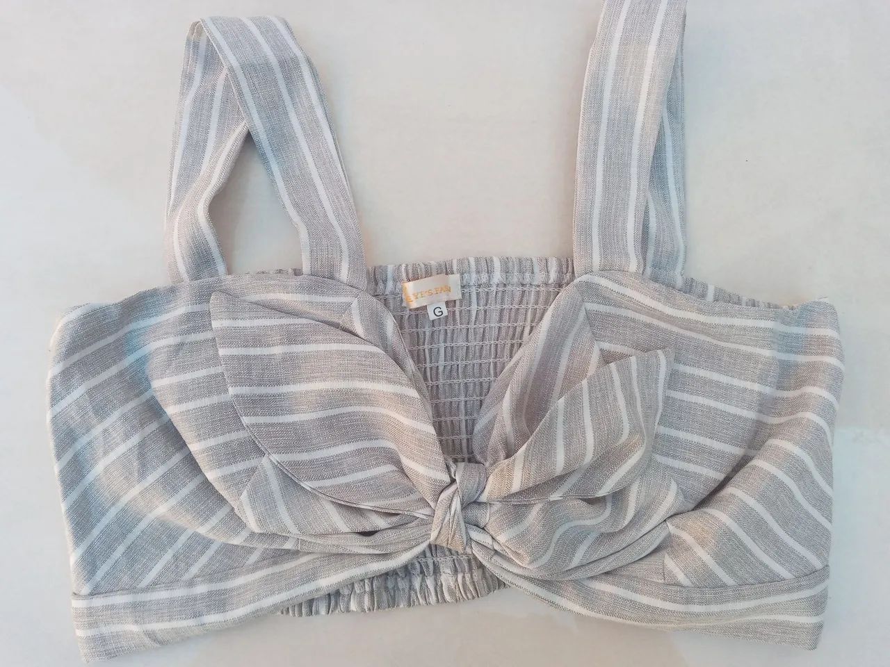 Top cropped listrado com laço - Foto 4