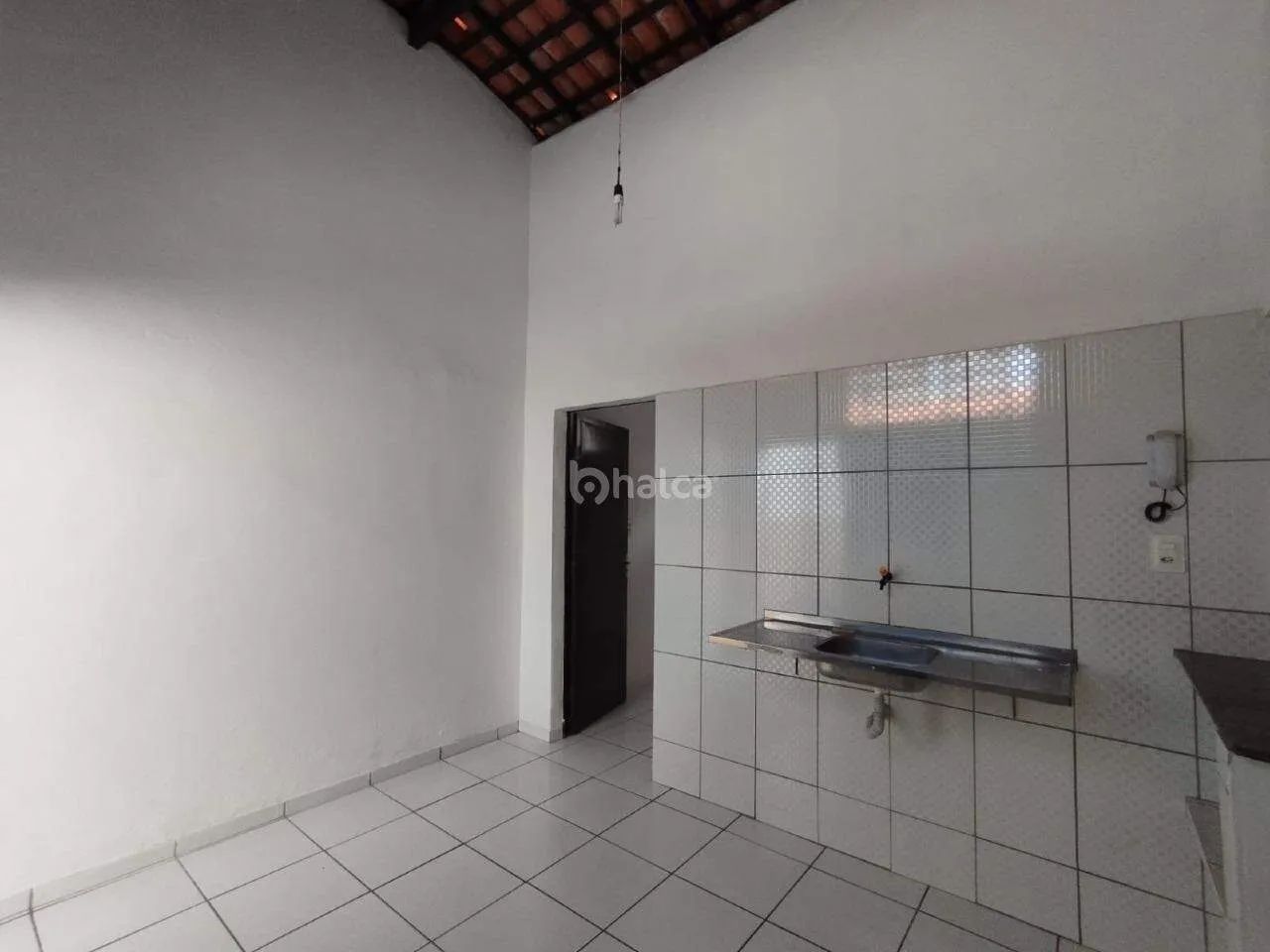 Casa para alugar em Condomínio fechado com cerca elétrica, concertina e portão grande de f - Foto 4