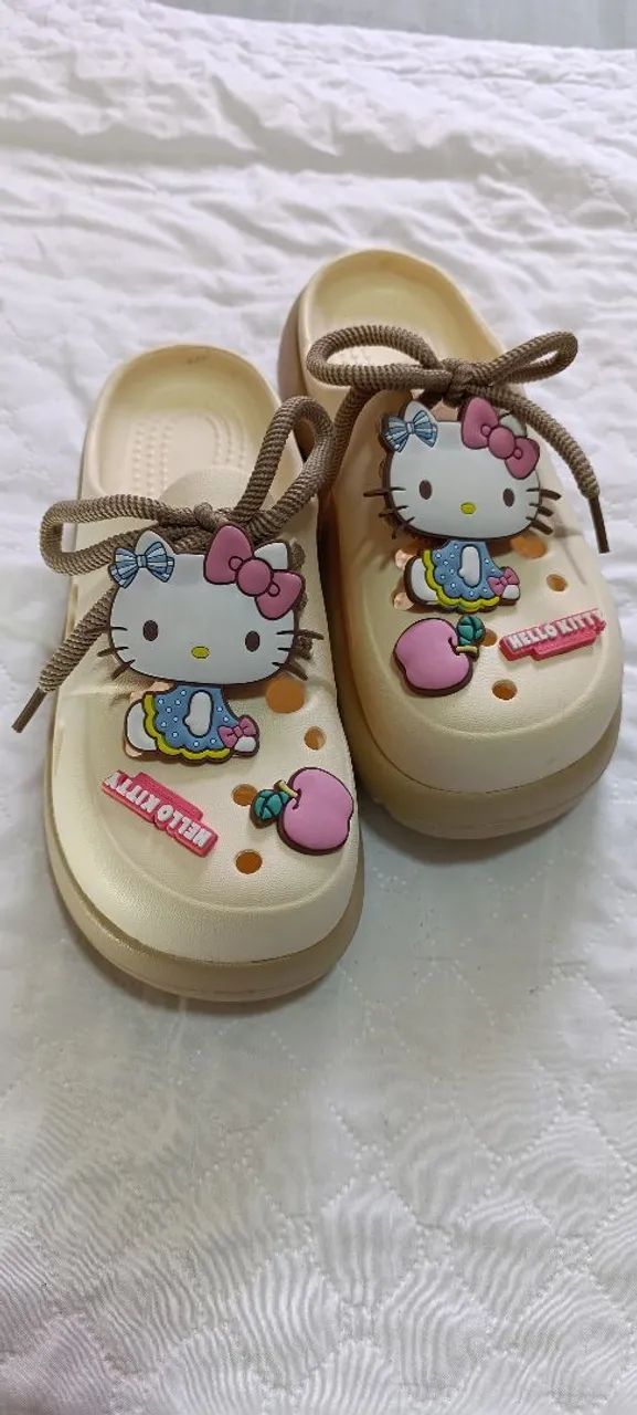 Chinelo estilo Crocs temático HELLO KITTY tam.37/38 90,00. - Foto 4
