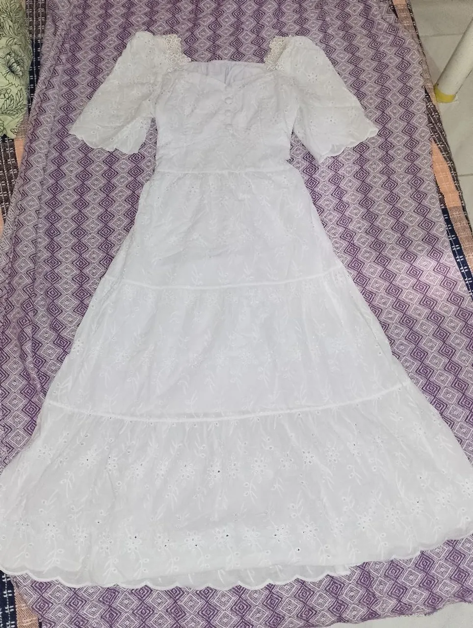 Vestido branco bordado com mangas bufantes
