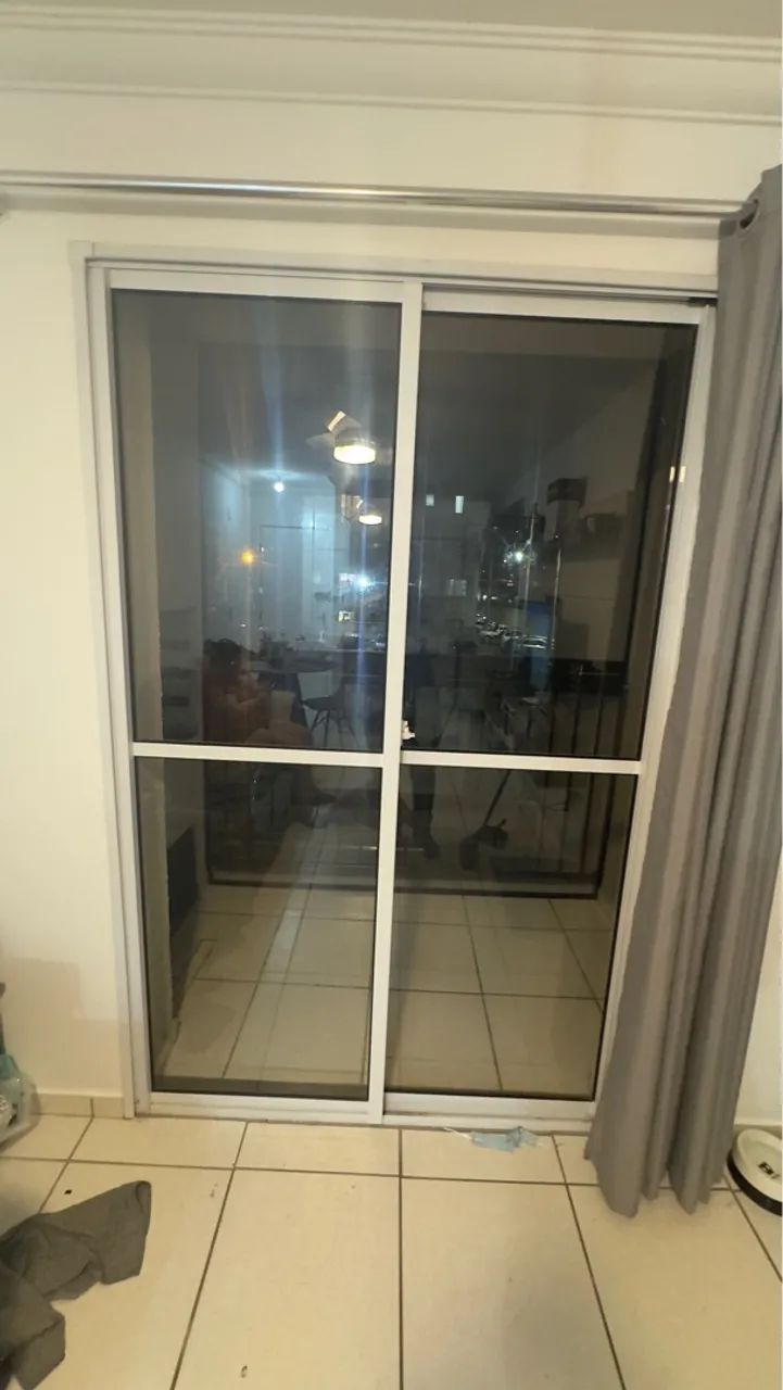Porta de alumínio branca com vidro de correr com tela de proteção - Foto 2