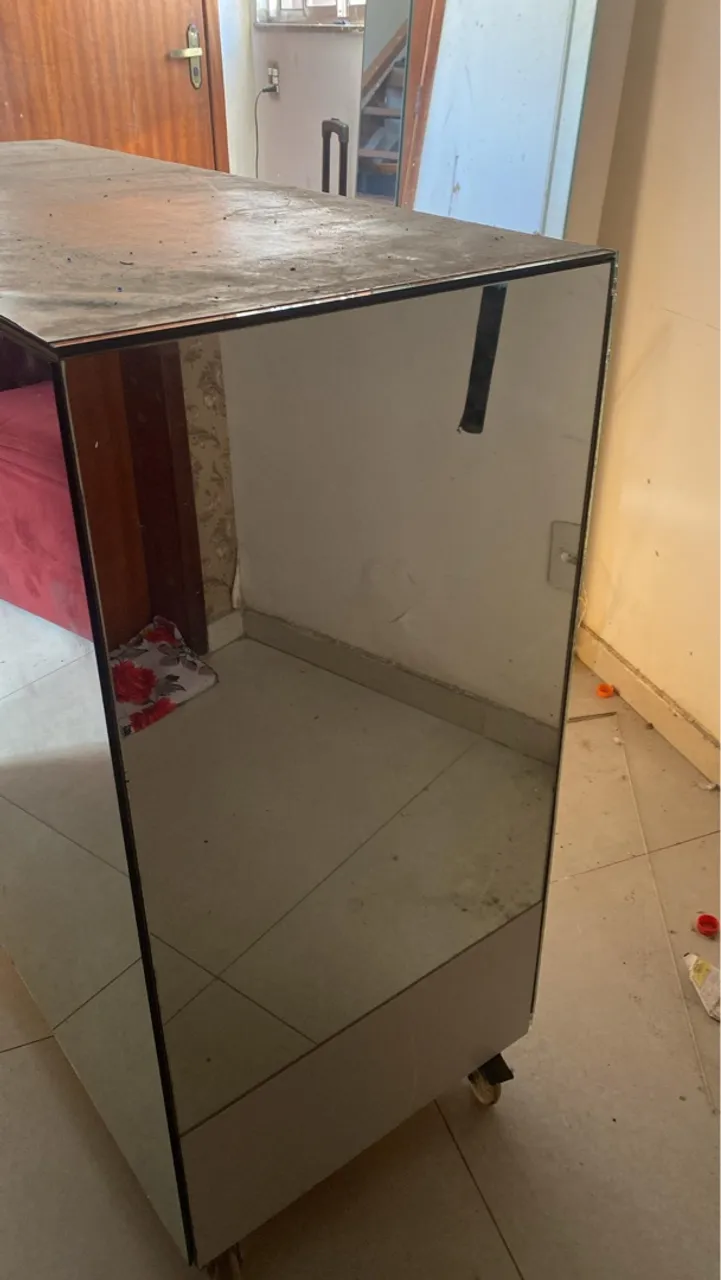 Cômoda Espelhada com Rodinhas