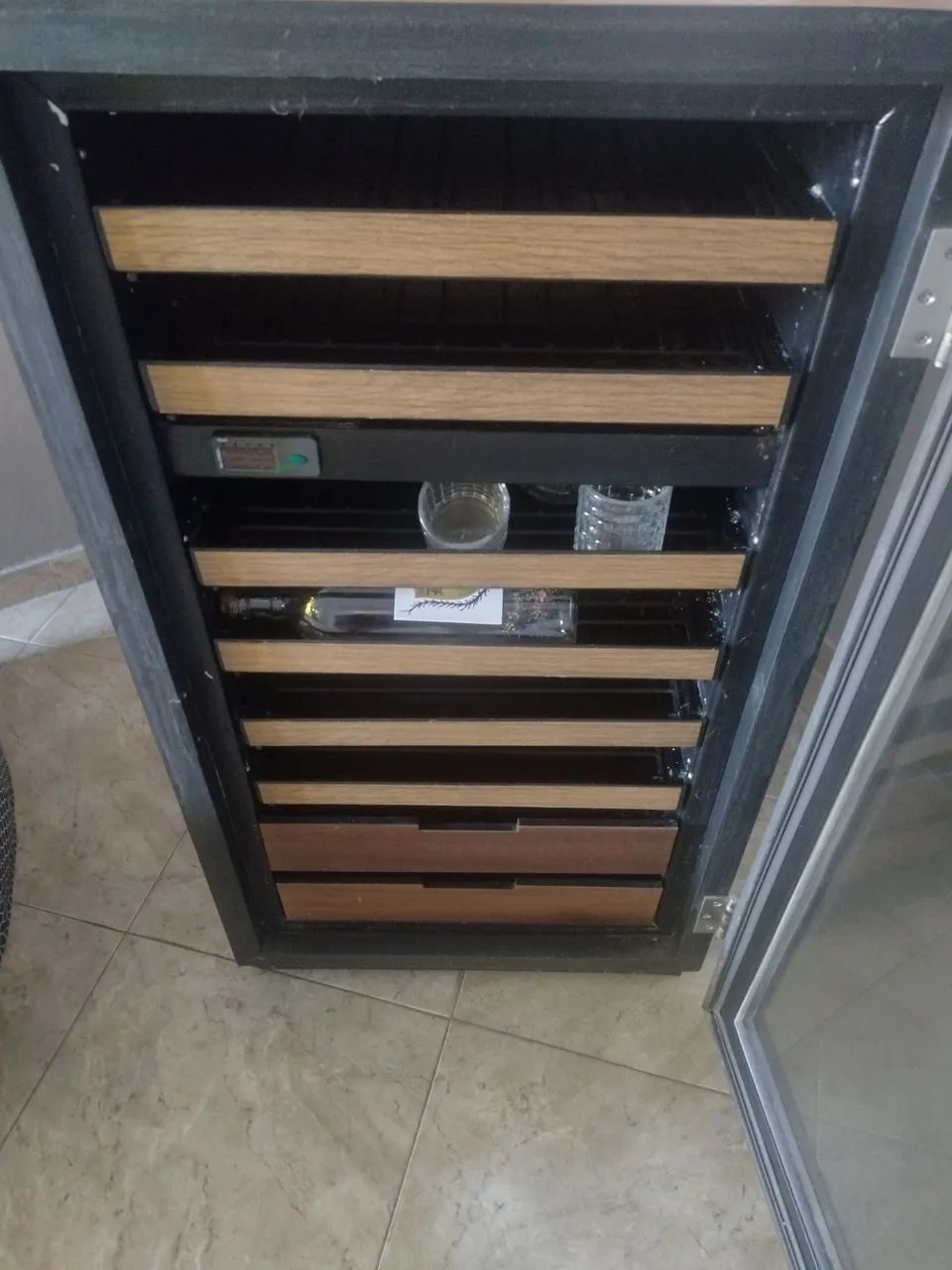 Adega para 60 garrafas  - Foto 3