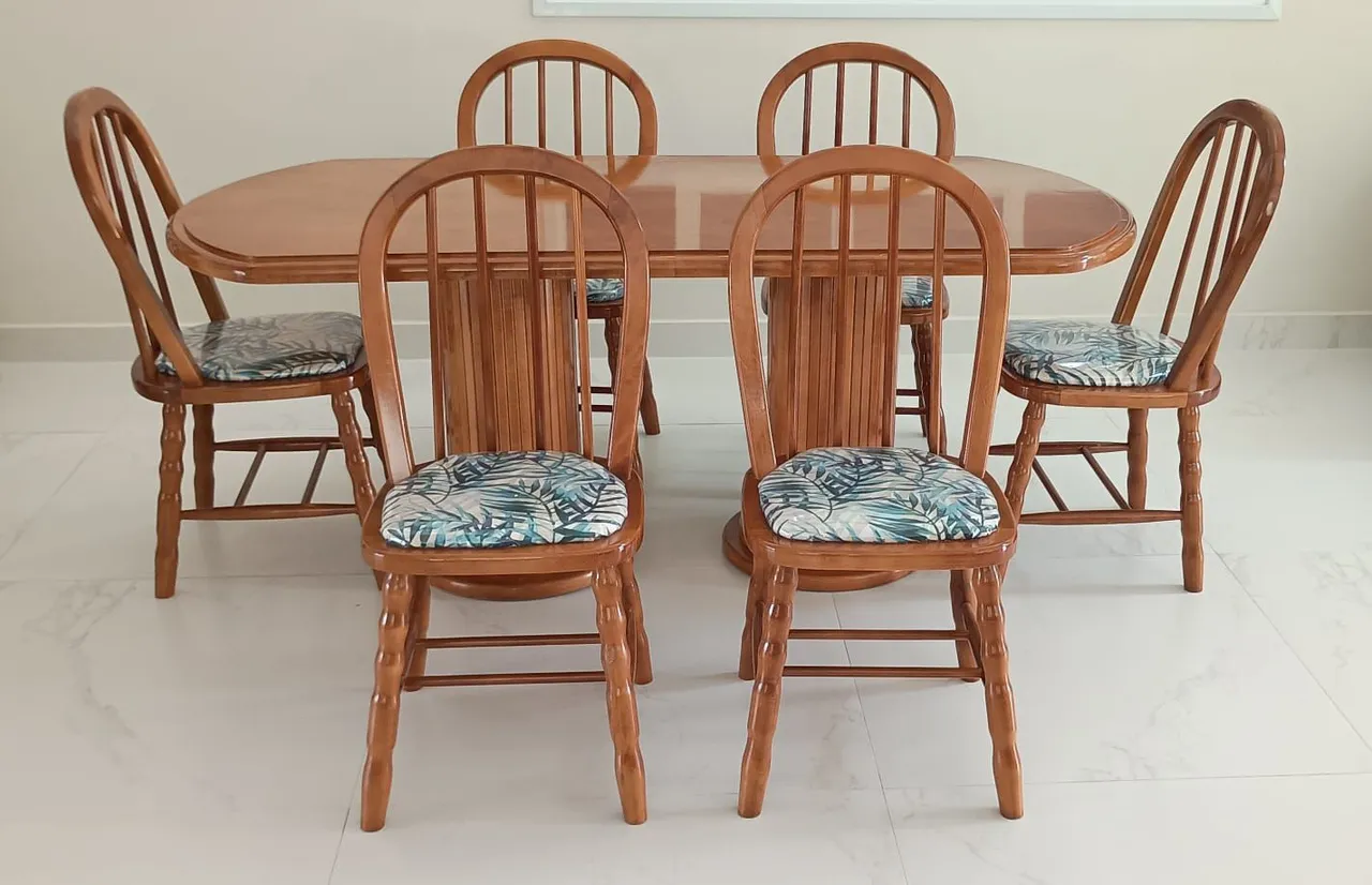 Mesa de Jantar com 6 Cadeiras em Madeira