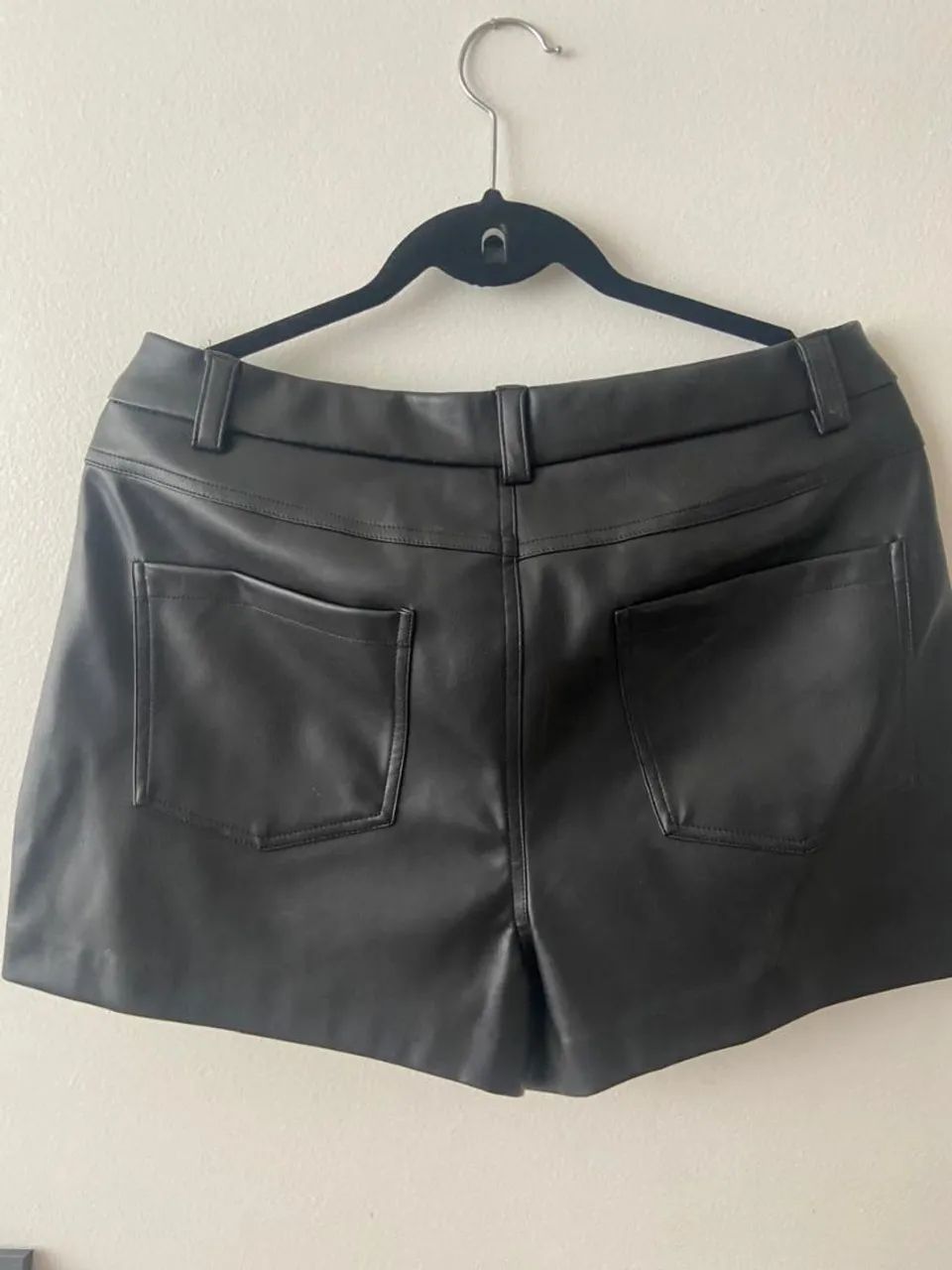 Shorts de couro sintético com amarração  - Foto 3