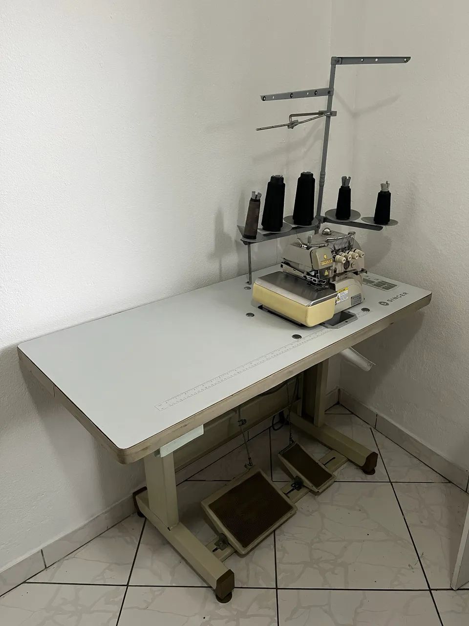 Máquina de Costura Overloque Industrial Singer 321C-251H-56 - Ótimo Estado - Foto 3