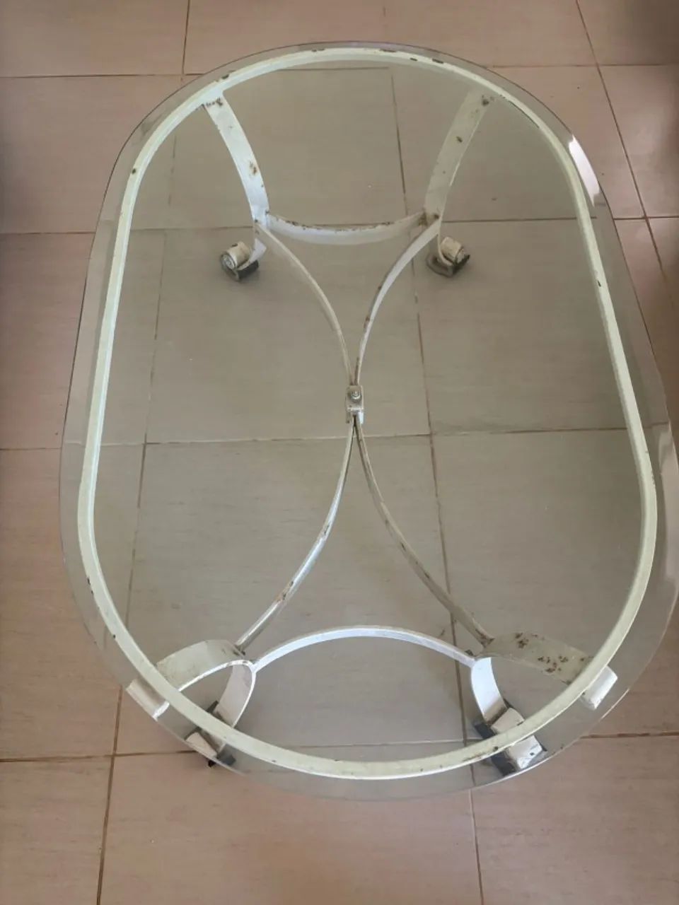 Vendo Mesa Baixa de Centro Com Tampo Oval de vidro e Pés Em ferro