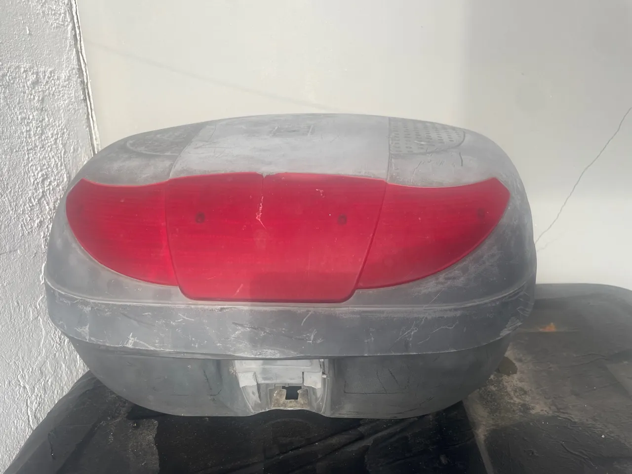 Baú para Moto com Luz de Freio - Usado