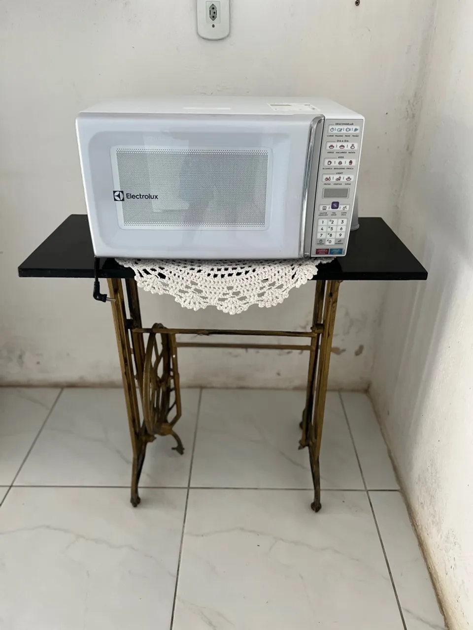 Mesa de apoio com base de máquina de costura antiga