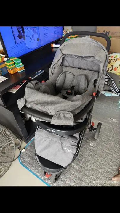 Carrinho com bebê conforto 