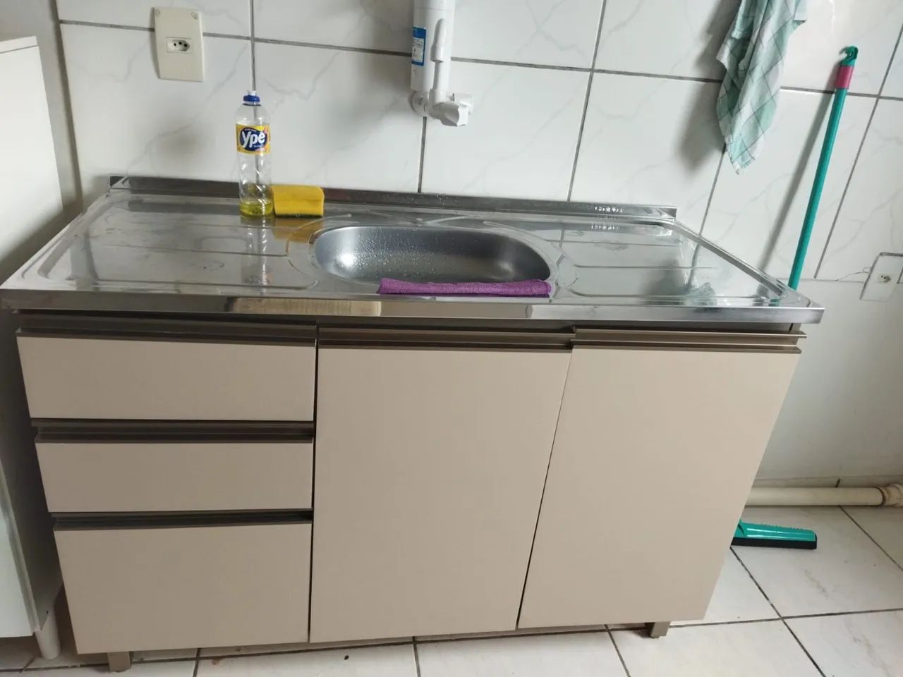 Mesa de Cozinha com Pia e Armários - Foto 2