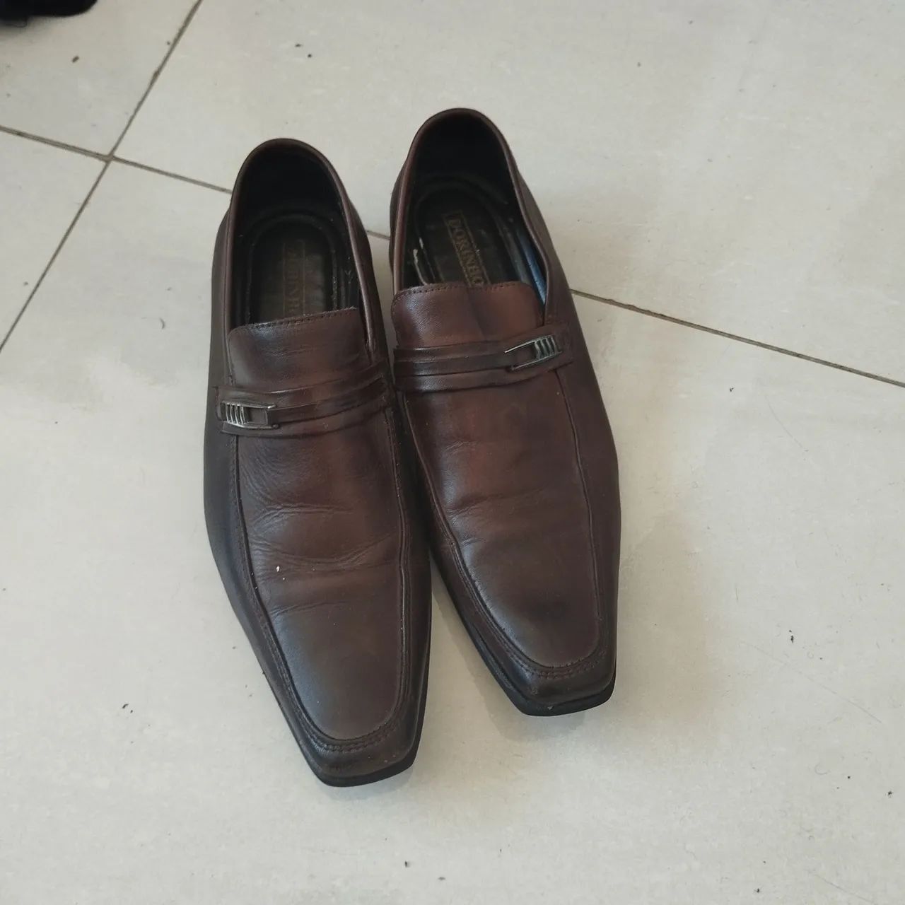 Sapatos sociais de couro marrom - Elegância e estilo