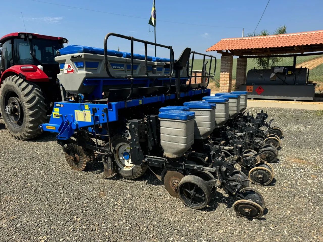 Plantadeira Semeato  9 linhas, aceito troca por camioneta ou automóvel de igual valor.