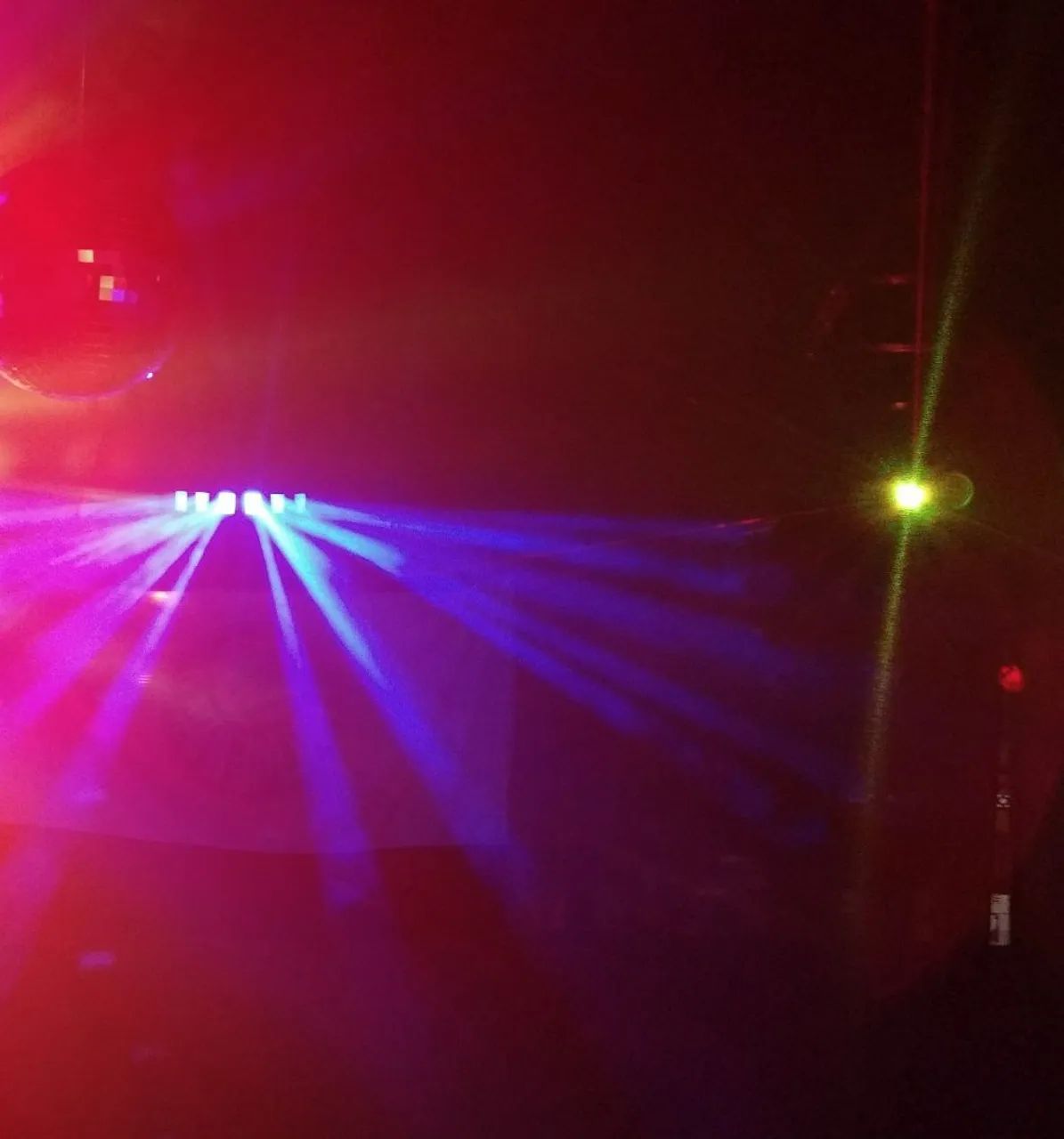 Esmeralda em LED RGB com microfone para captação de áudio e DMX.