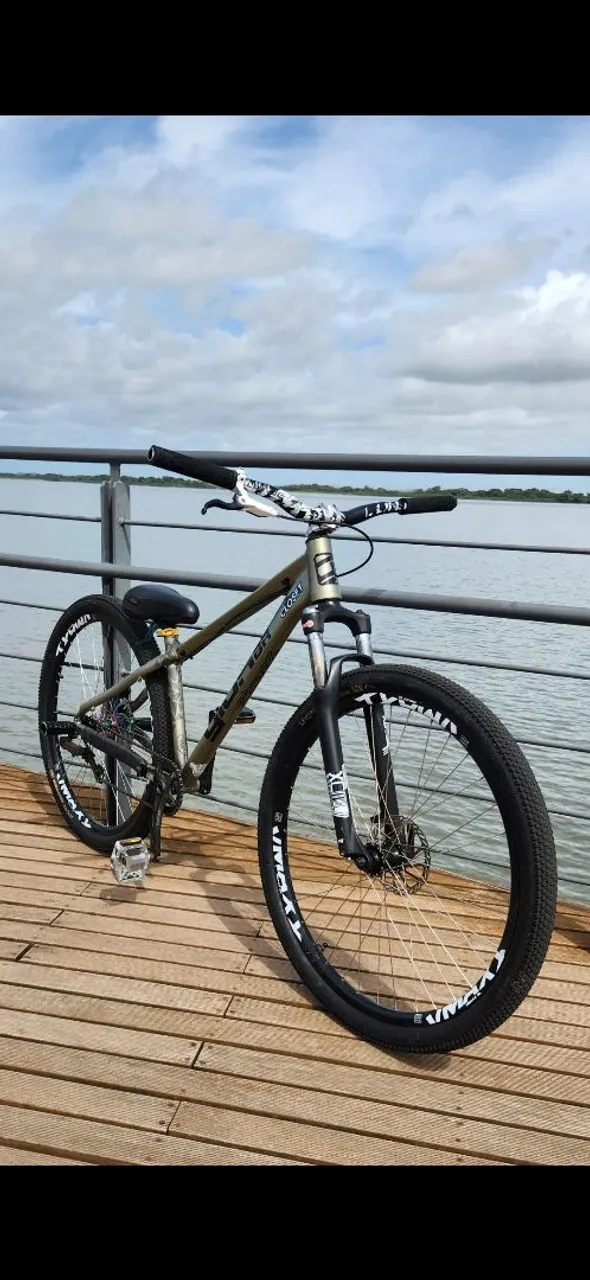 Bicicleta dirt jump e Grau