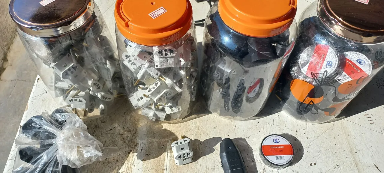 Material Elétrico: Tomadas, Adaptadores e Fita Isolante