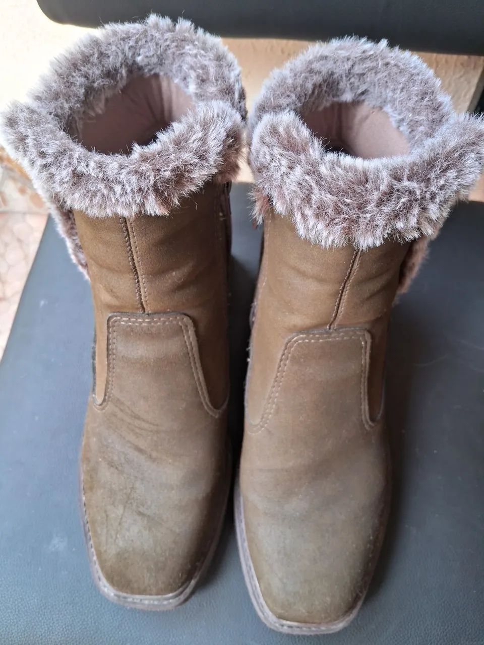 Botas de camurça com detalhes em pele sintética - Foto 3