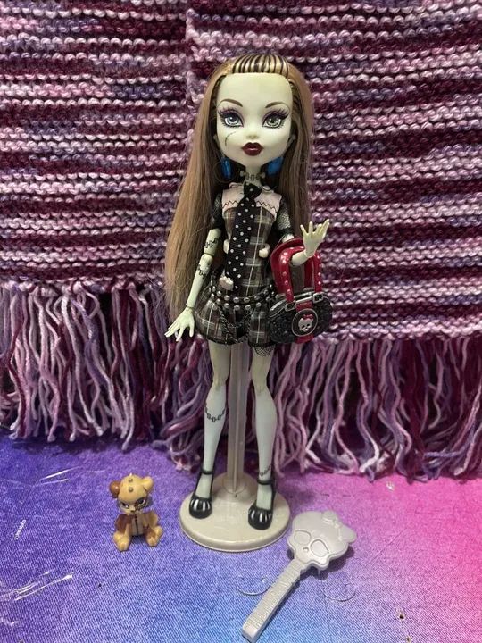Boneca Monster High Frankie Stein Básica 