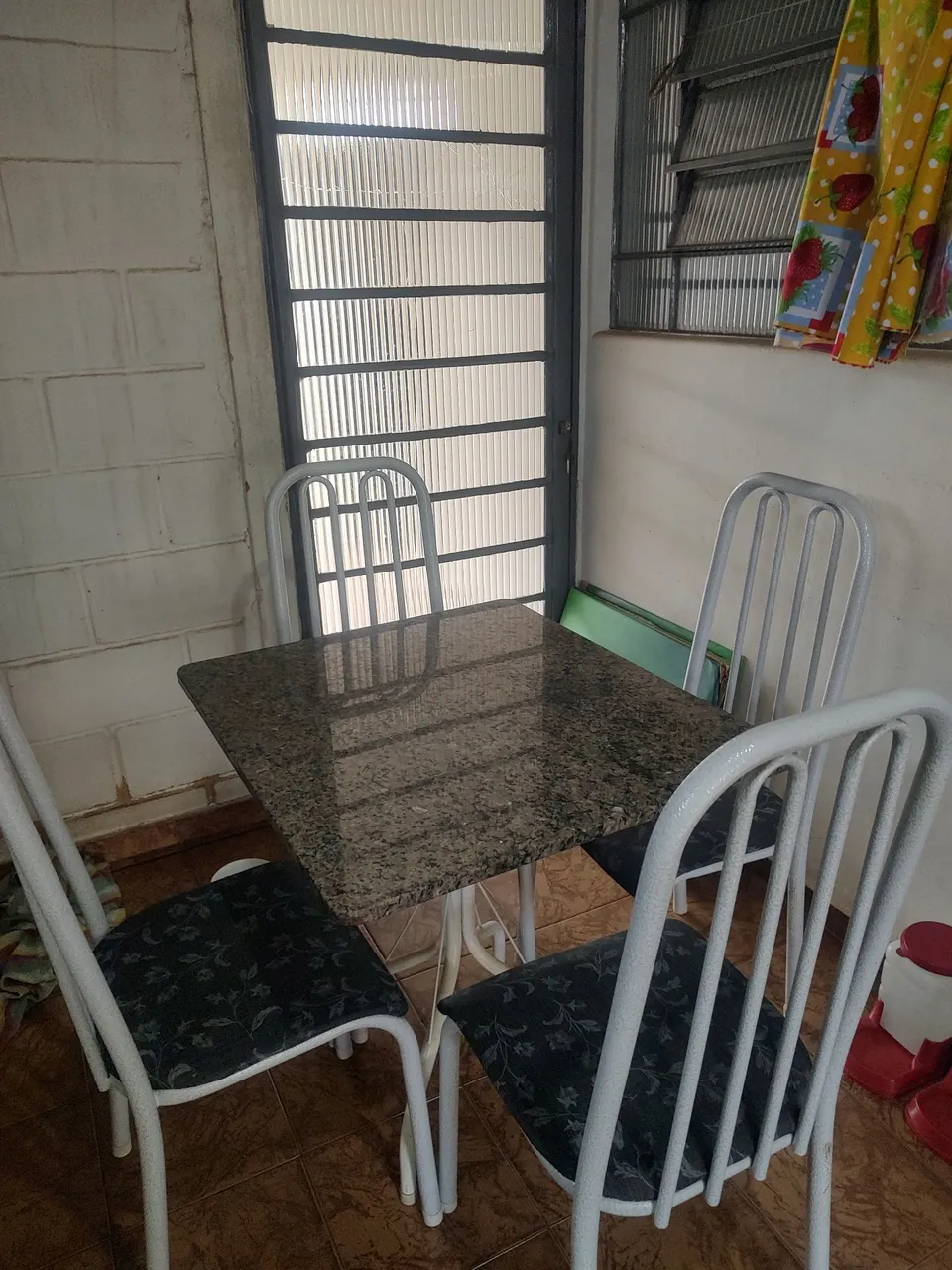 Conjunto de mesa com 4 cadeiras