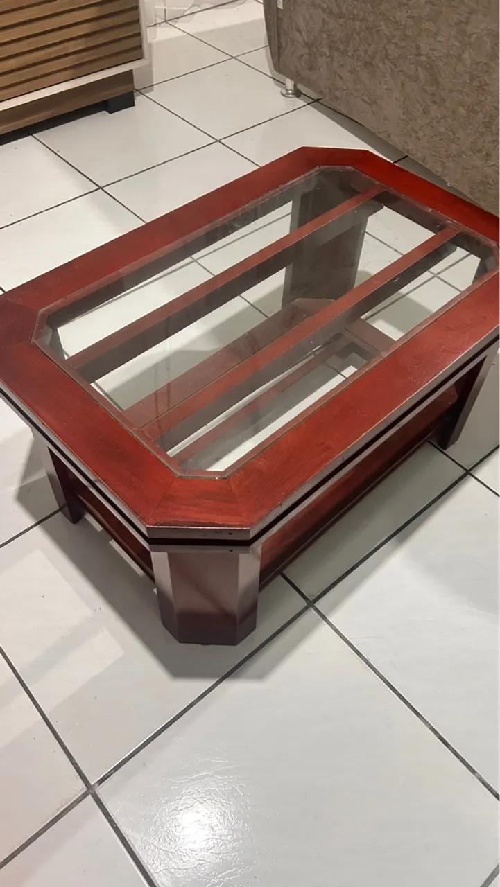 Mesa de centro com tampo de vidro e design elegante