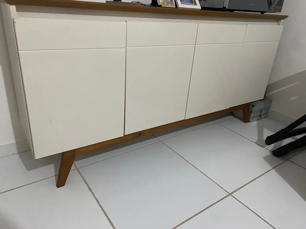 Buffet moderno em madeira e bege