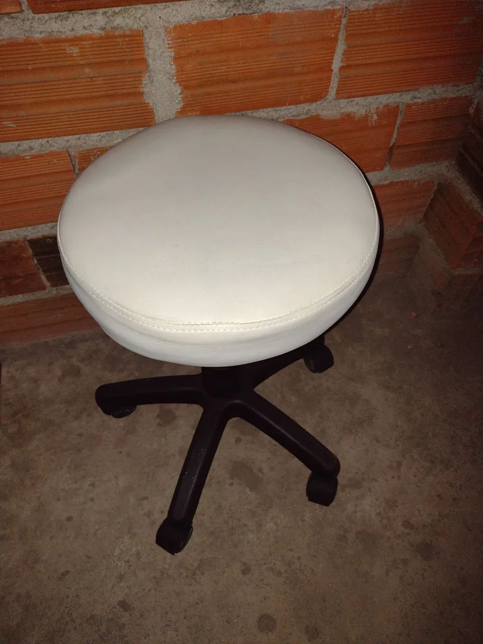 Banquinho Giratório Branco/ banqueta mocho, semi novo 