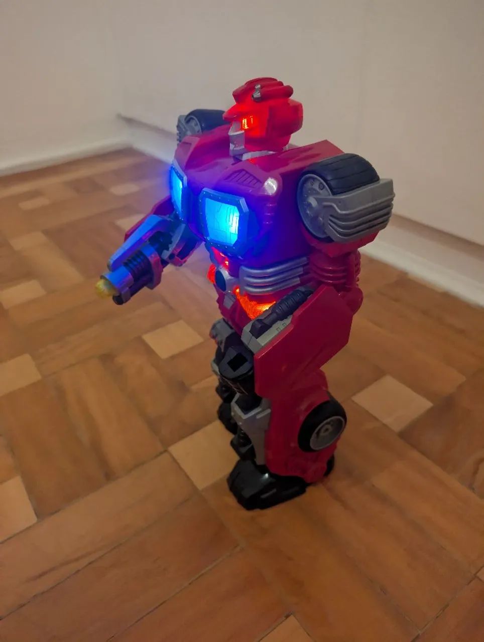 Robô Transformer com Luzes e Efeitos Sonoros - Foto 4