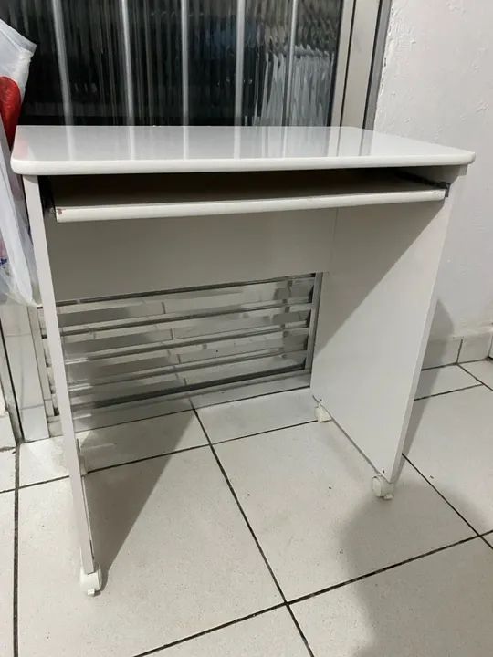 Mesa de Escritório Branca usada com detalhes mas não interfere na utilização 