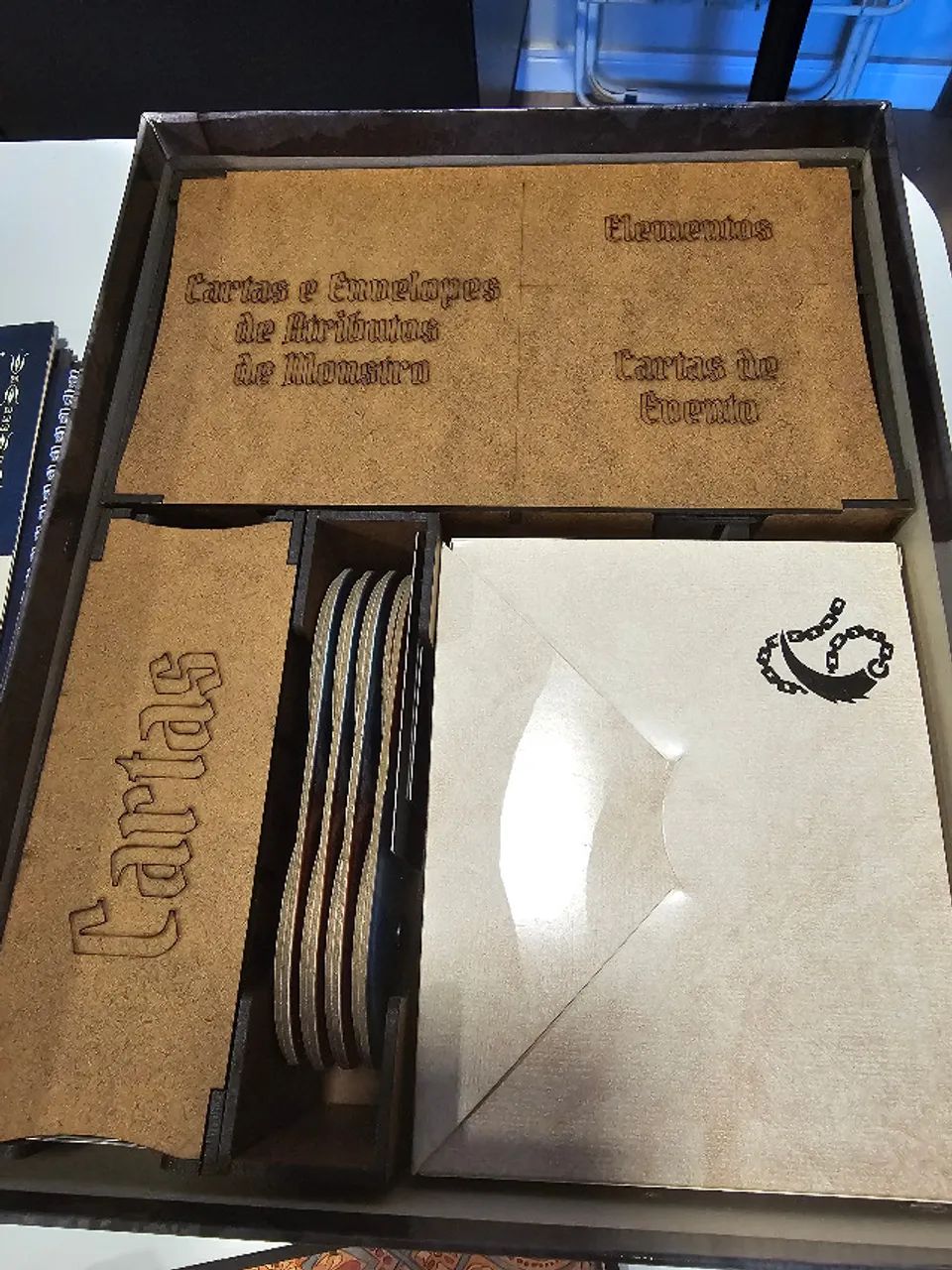 Gloomhaven presas de leão + insert + 4 paineis com case - Foto 3