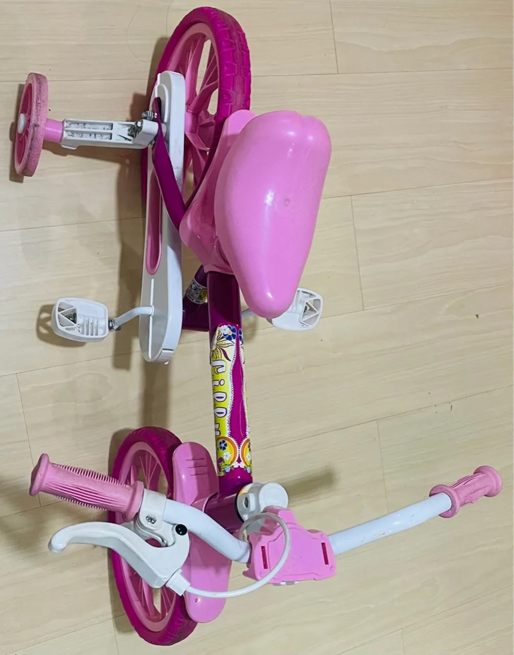 Bicicleta Infantil Rosa com Rodinhas de Apoio