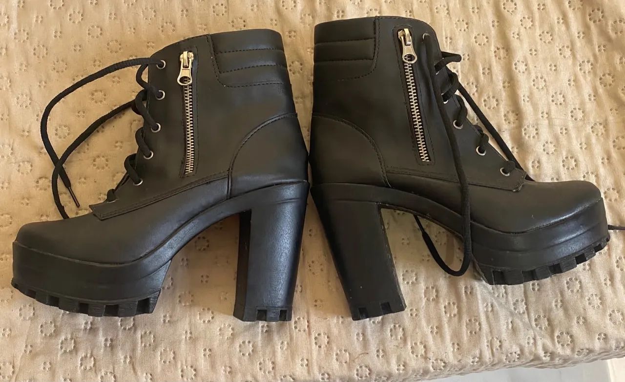 Bota de Salto tamanho 35  - Foto 2