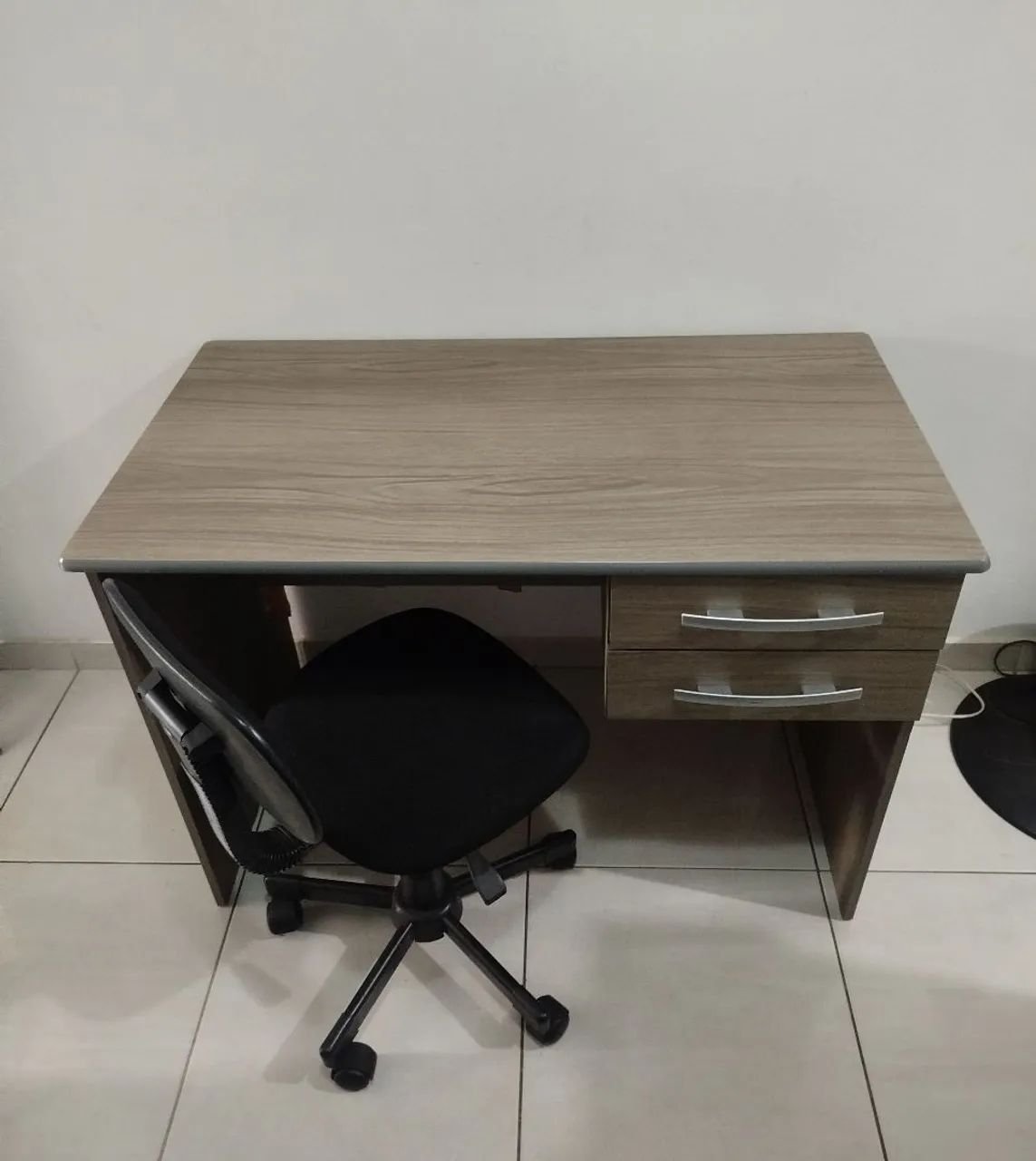 Mesa de escritório com cadeira 